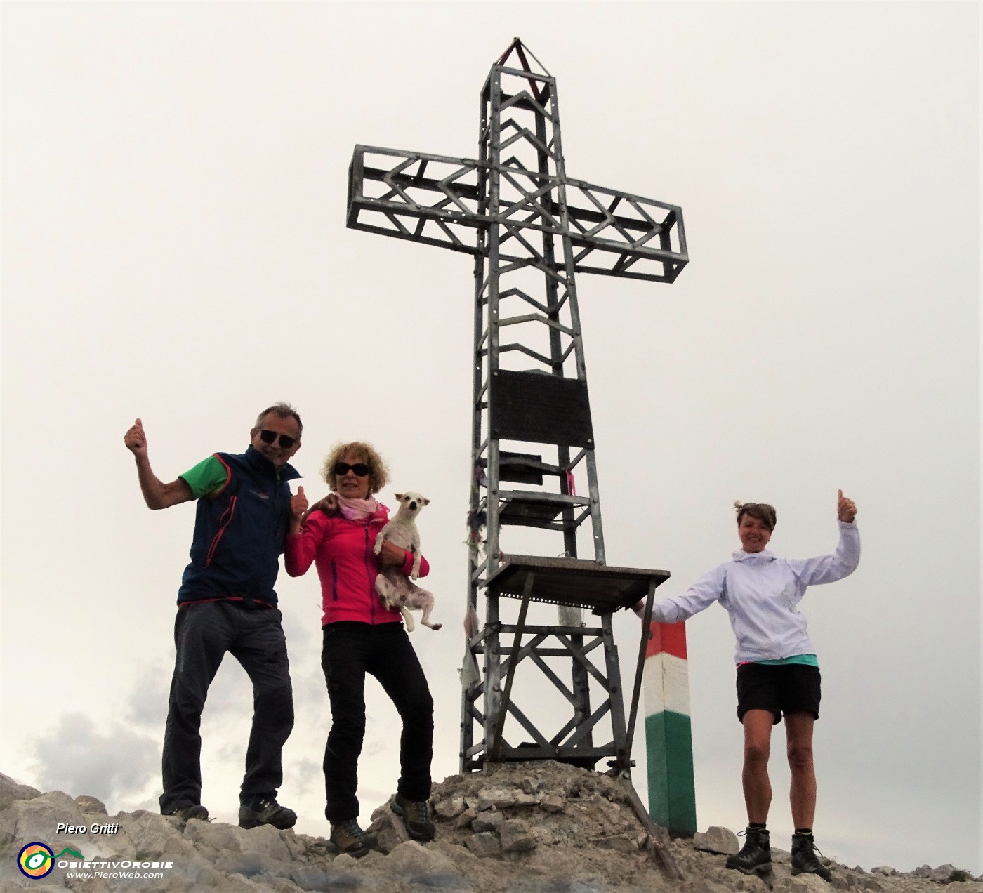 05 Alla croce di vetta del Pizzo Aerea (2512 m).JPG -                                